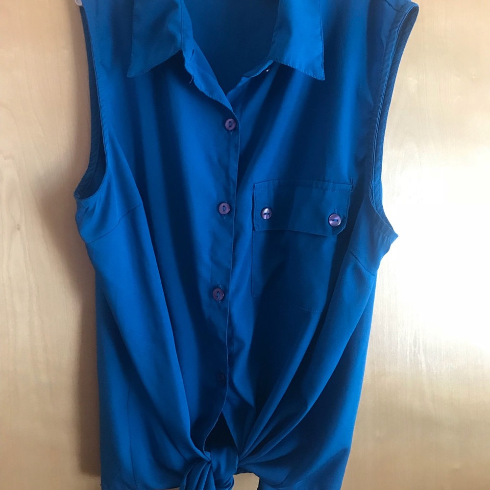 Sleeveless front tie top